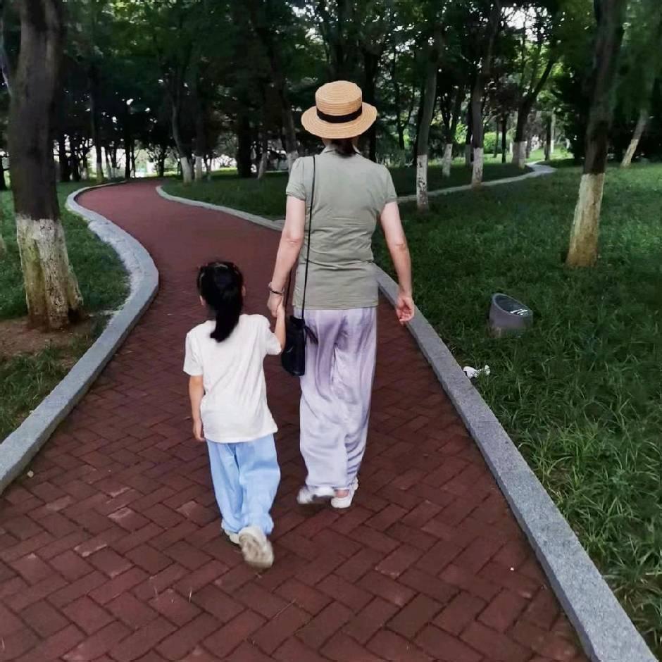 当年我29岁生下了儿子，如今儿子都过了三个本命年奔四去了。

    当时我们这