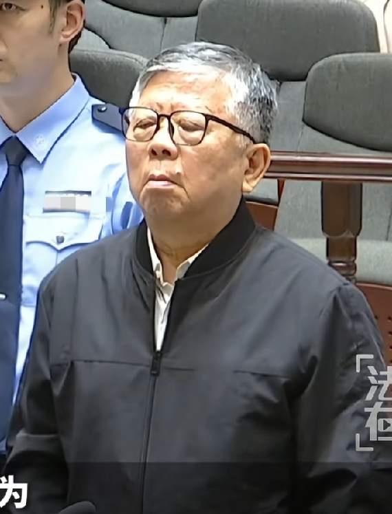 看看贪22亿被判死刑的杨有林双眼紧闭，头发花白，与往日风光时意气风发模样判若两人