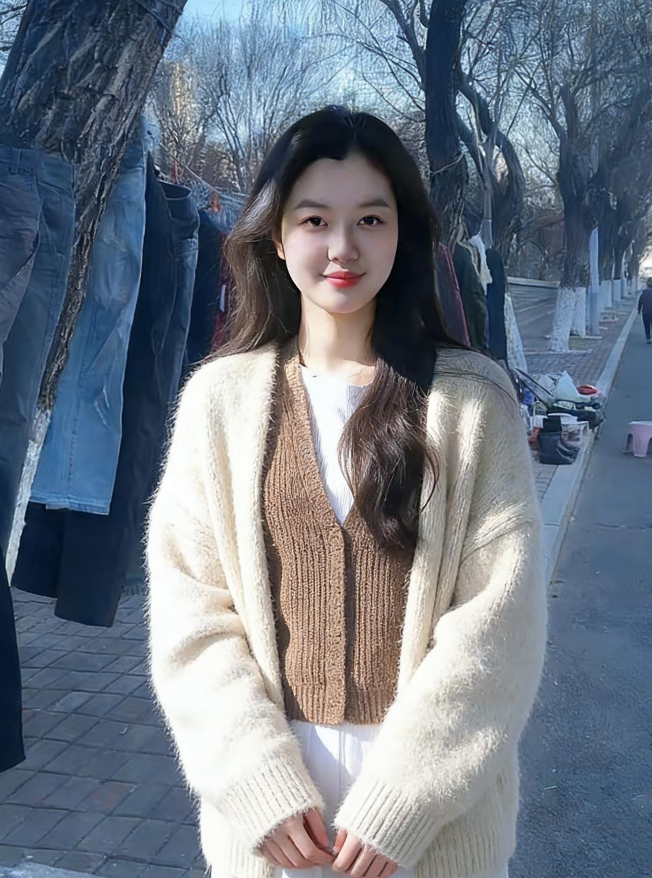 晴郊风软拂轻衫，
疏树晴空映浅蓝。
一笑嫣然融腊色，
人间何处不春酣。