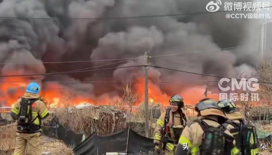 【突发】首尔江南区凌晨大火！近300消防员紧急扑救，雾霾锁城致直升机停飞

当地