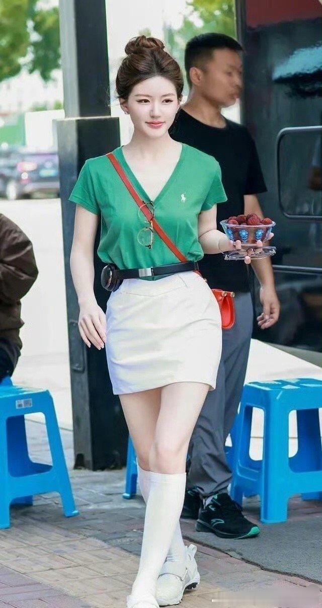 赵露思，耳机都可以当腰带了女明星的腰都这么细吗 