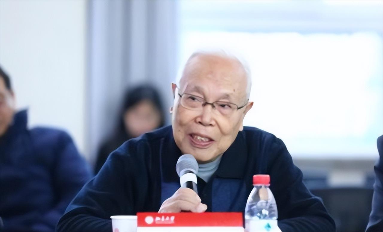 “中美差距有多大？”中国科学院院士姜伯驹一语惊人：“不是别人卡我们脖子，而是我们