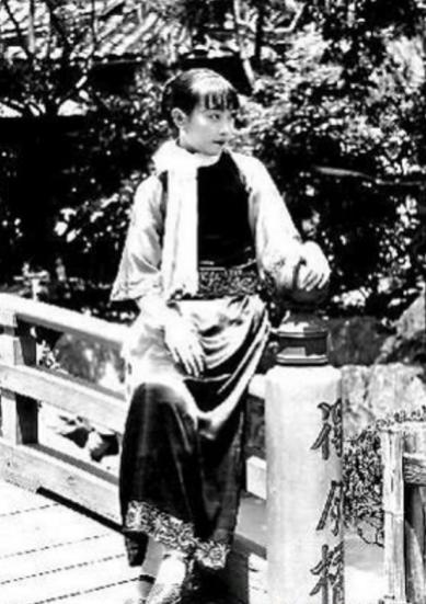 [浮云]1940年深夜，民国大美女郑苹如，被秘密押到小树林执行枪决。可特务却犹豫