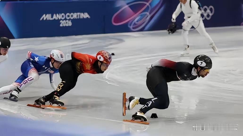 孙龙这次混接比赛又掉链子，真让人又气又无奈。关键弯道直接滑出去，全队那么久的努力