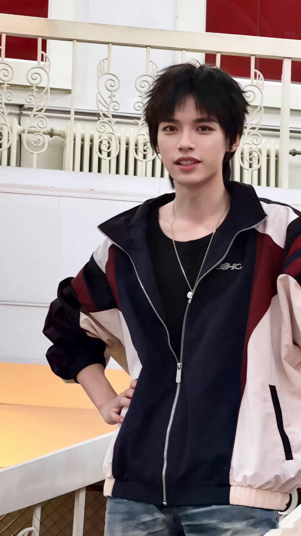 新梗get✅李治良原名李治夯，砍一半变成现在的名字！打工人DNA动了，跪求同款砍