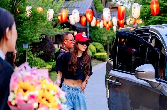 体育圈转型娱乐圈的选手不少，但能像陈梦这样“无缝衔接”的还真少见。

隔壁羽毛球