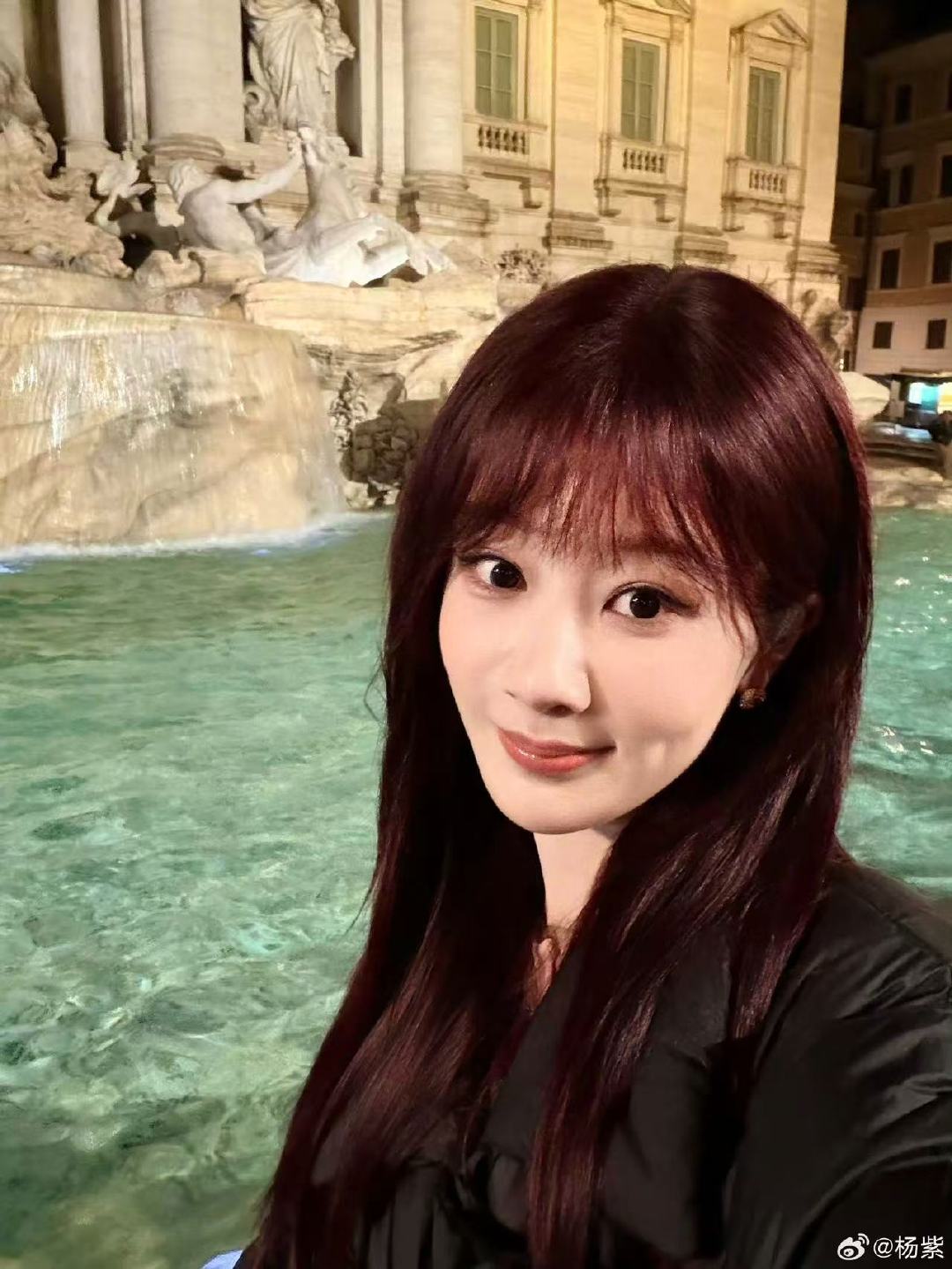 杨紫罗马plog杨紫晒罗马看秀plog杨紫罗马看秀plog，玩得开心 
