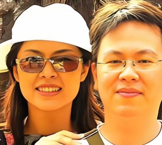 郑丽文，嫁给了台大学长，42岁才结婚，无子女。丈夫骆武昌中国文化大学副教授，两人