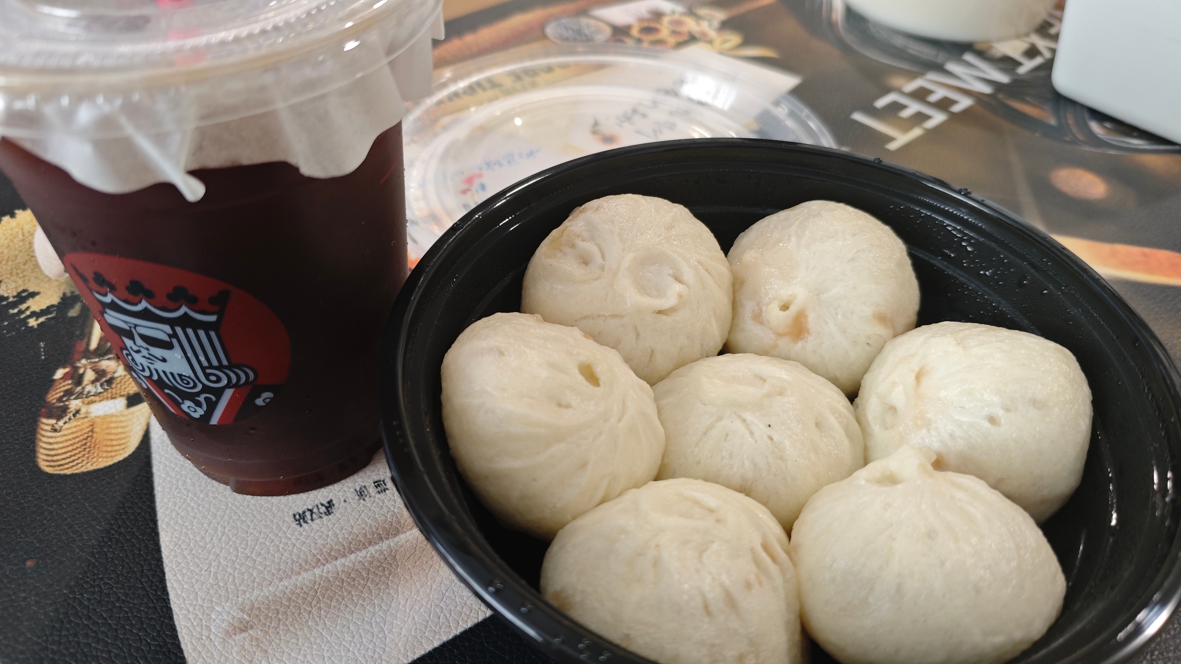 体重降到108啦，奖励自己鲜肉小笼包配冰美式，这一顿也没超过600大卡不耽误我维