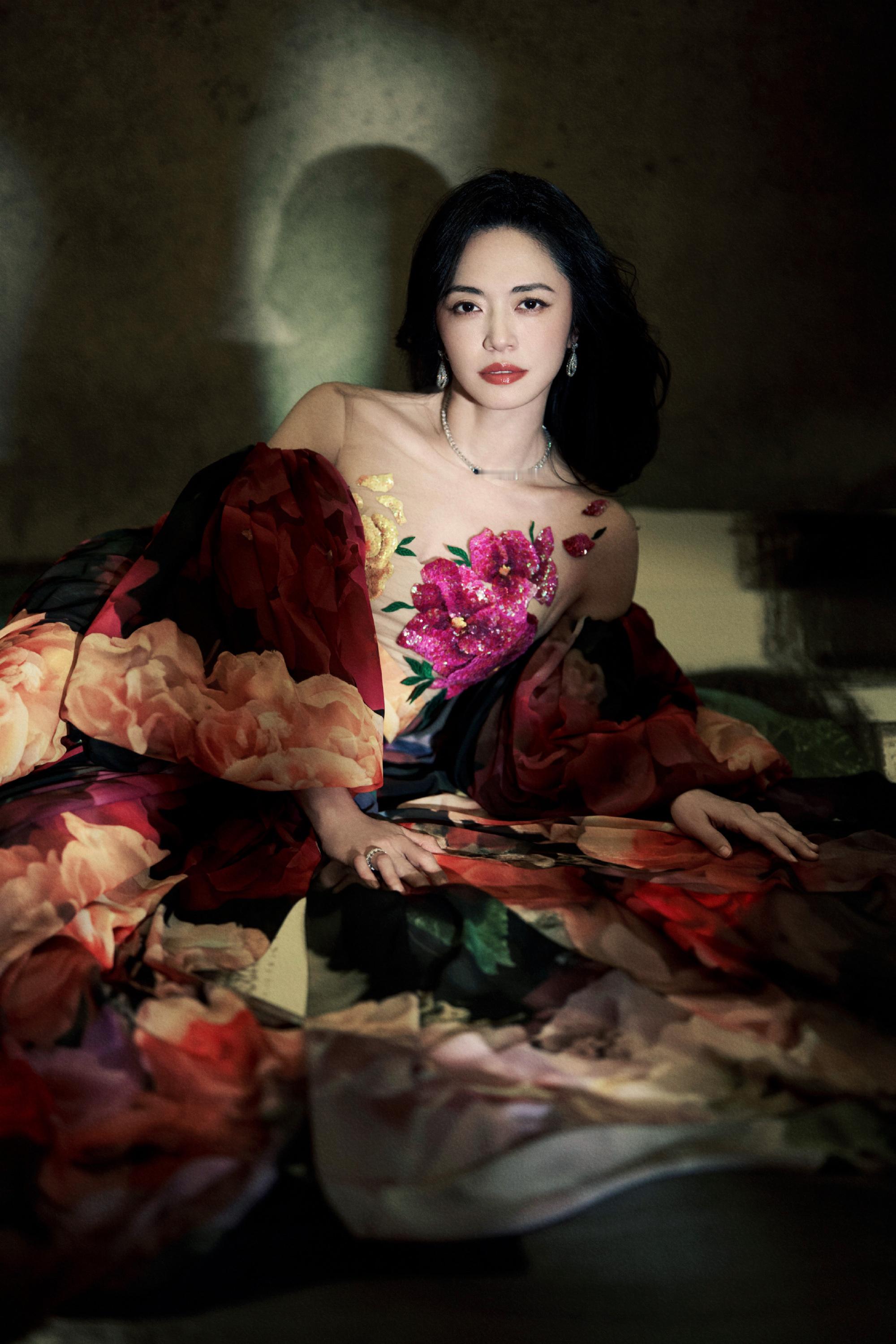 姚晨身穿Yanina 2024秋冬定制系列搭配Chopard高级珠宝亮相湖南卫视