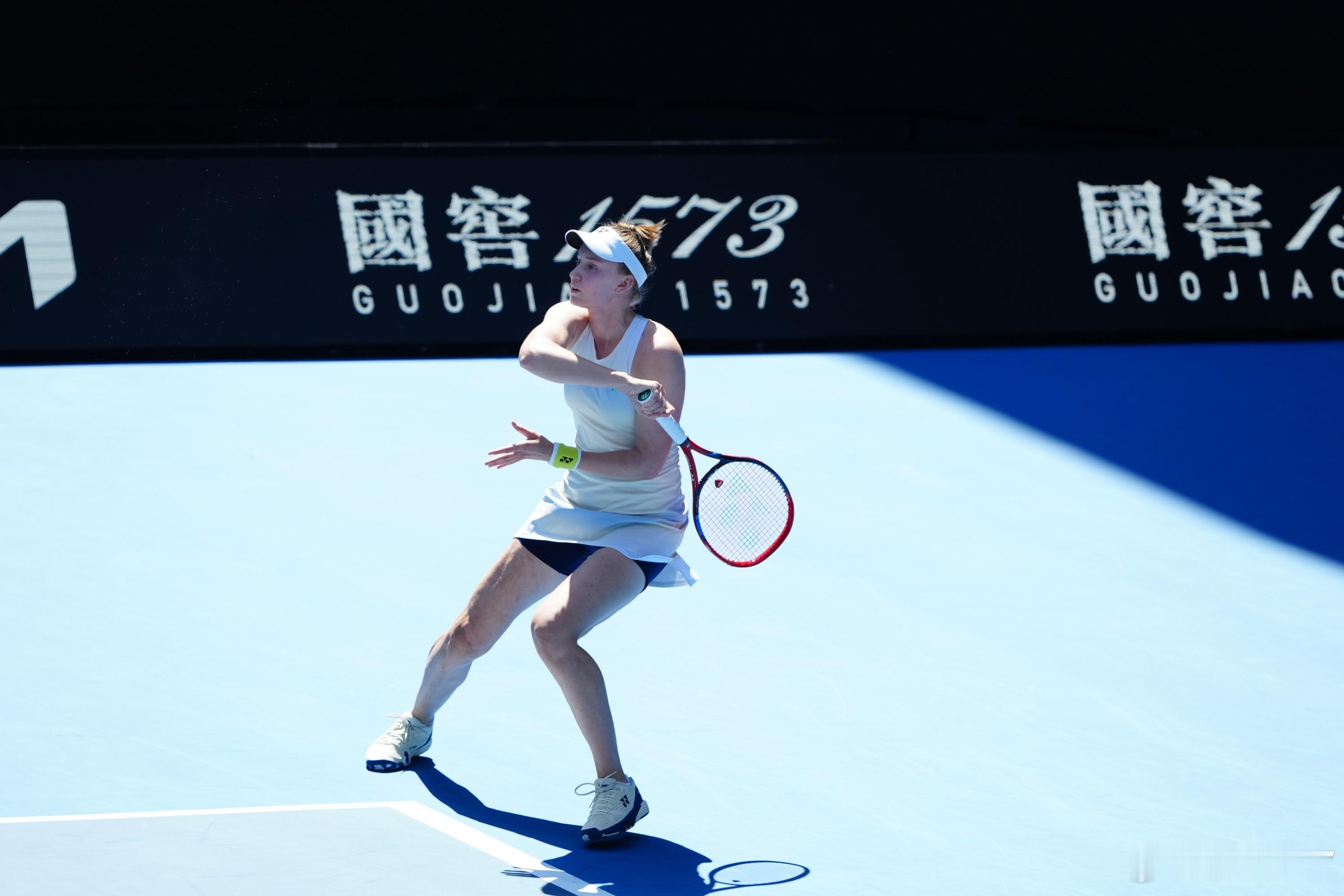 在一场美女大战的VCORE德比中，莱巴金娜2比0尤万 ，取得莱巴金娜澳网开门红!