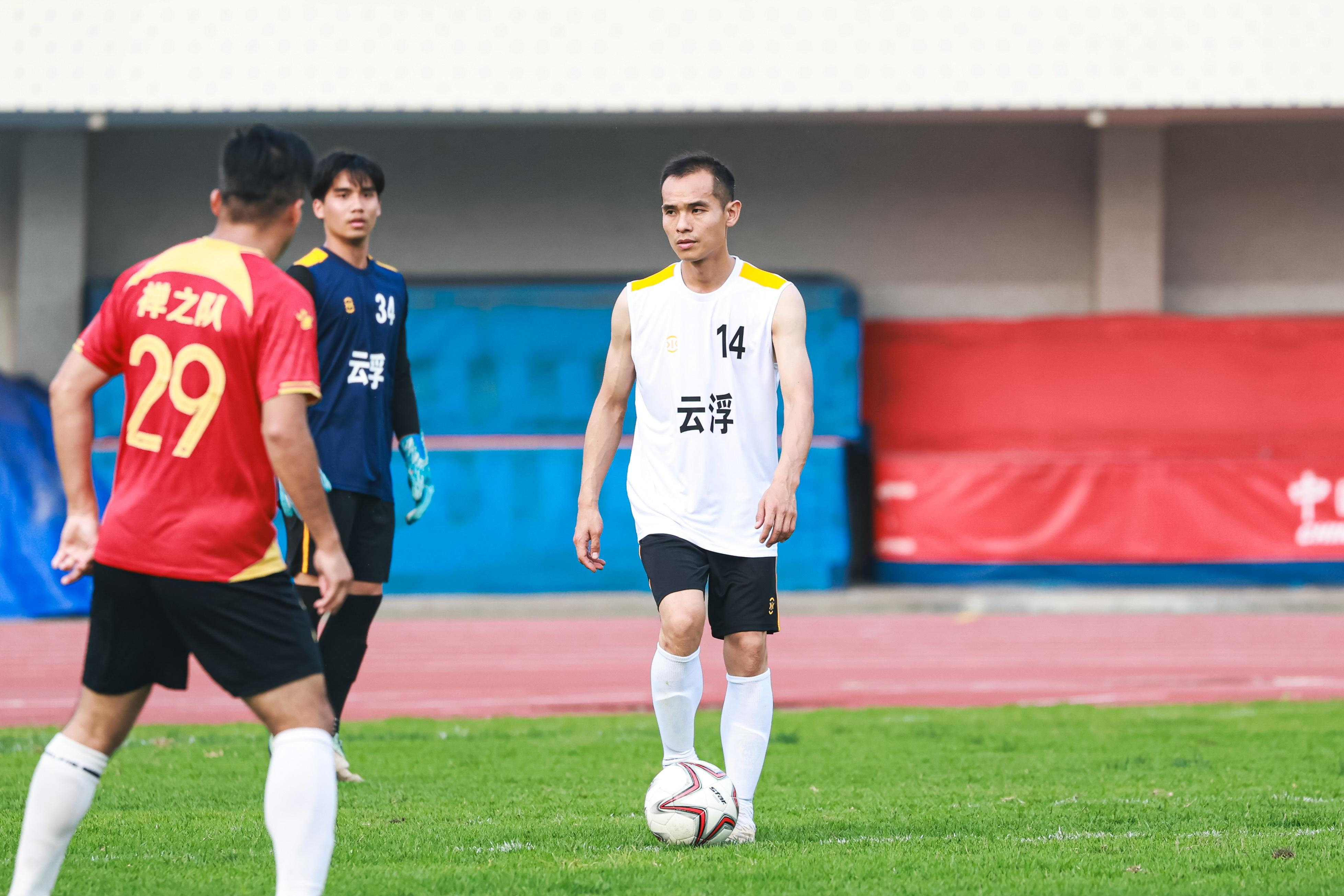 【#粤超球员日与夜#：球场外坚持学习的他们还是创业者、烧鹅兄弟】五一假期，粤超将