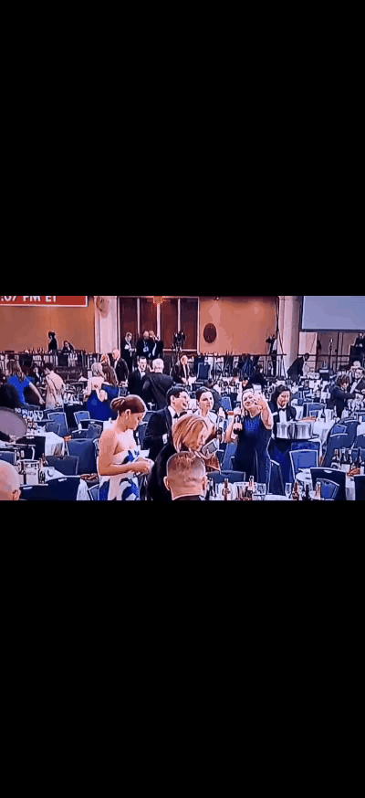 都是花好钱买来的，可不能浪费，美国这帮记者还真的是胆大，枪击案发生之后，根本就不