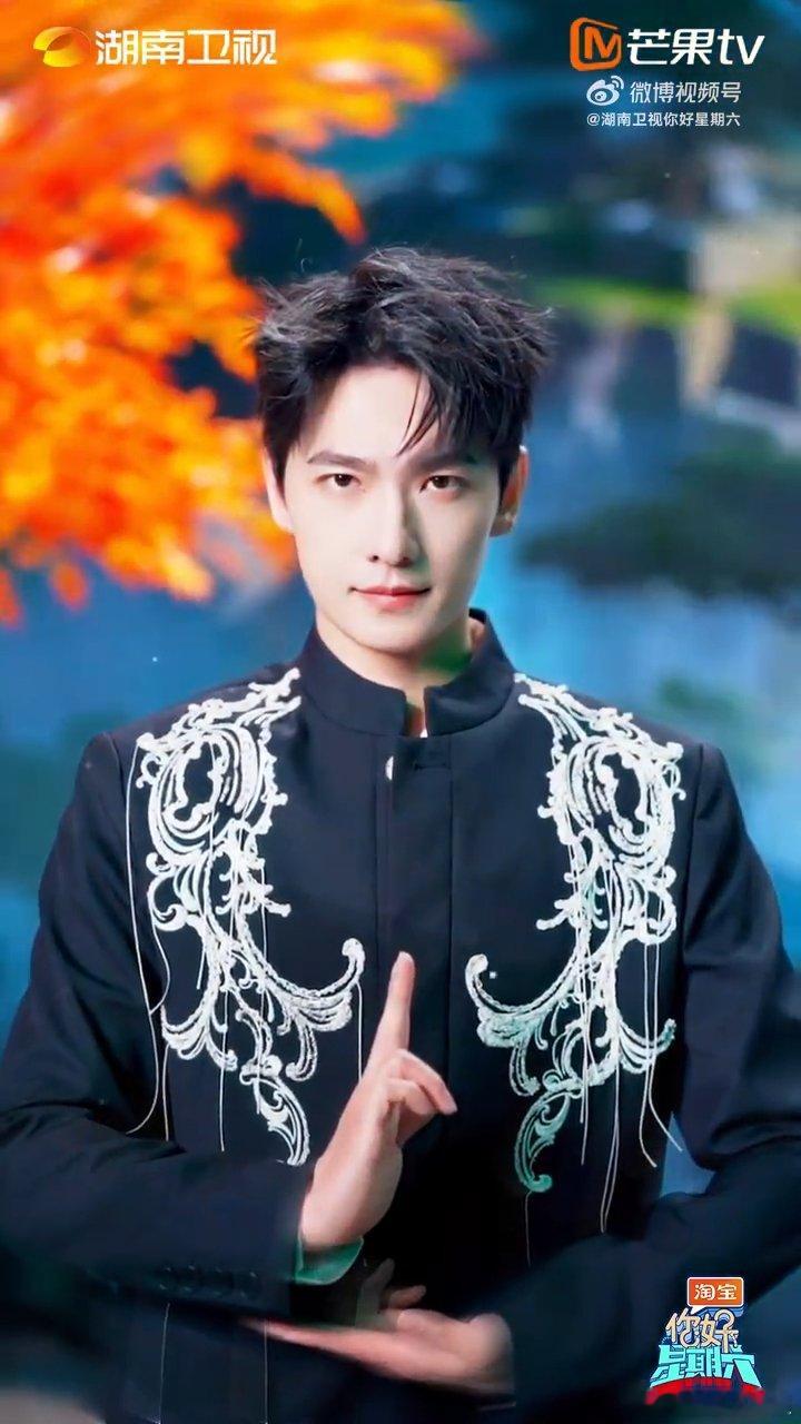 杨洋在《你好星期六》的all black新中式造型，直接把我圈粉，韩立我等定了！