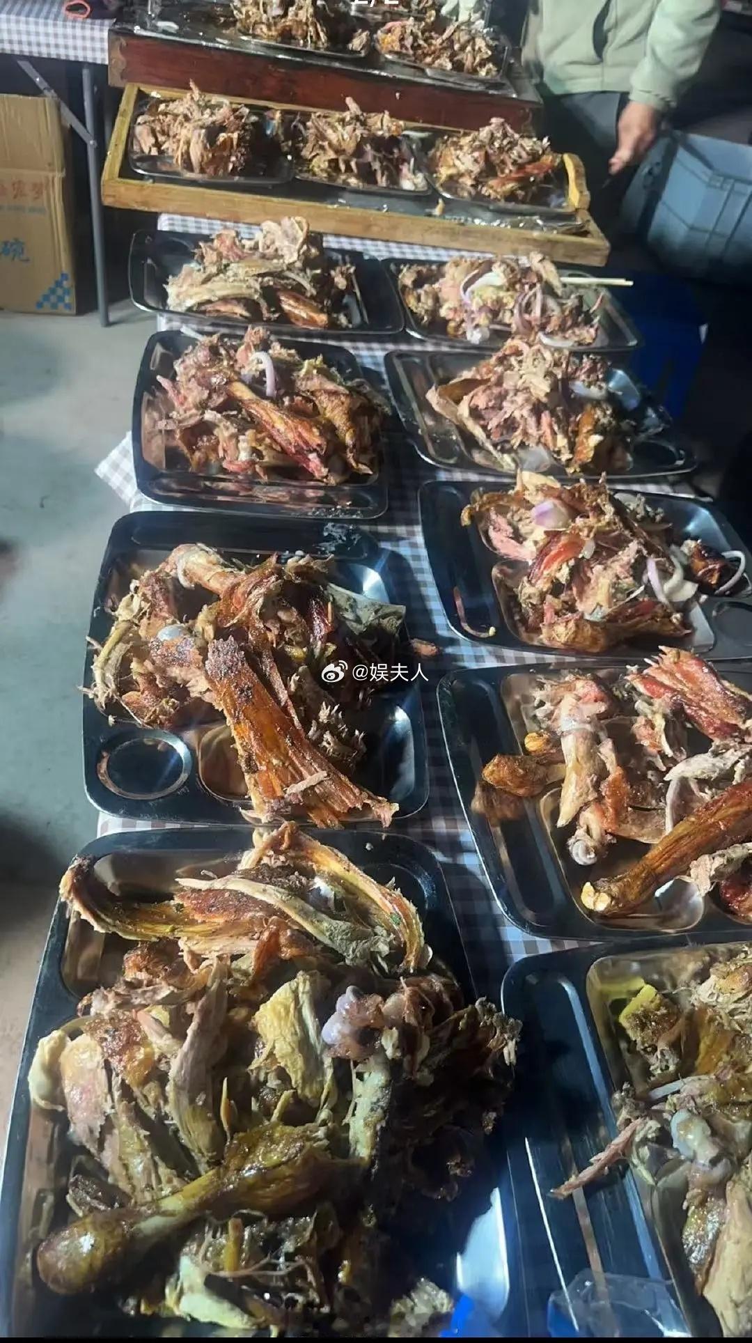 迪丽热巴请全剧组吃烤全羊，喝羊汤了。 