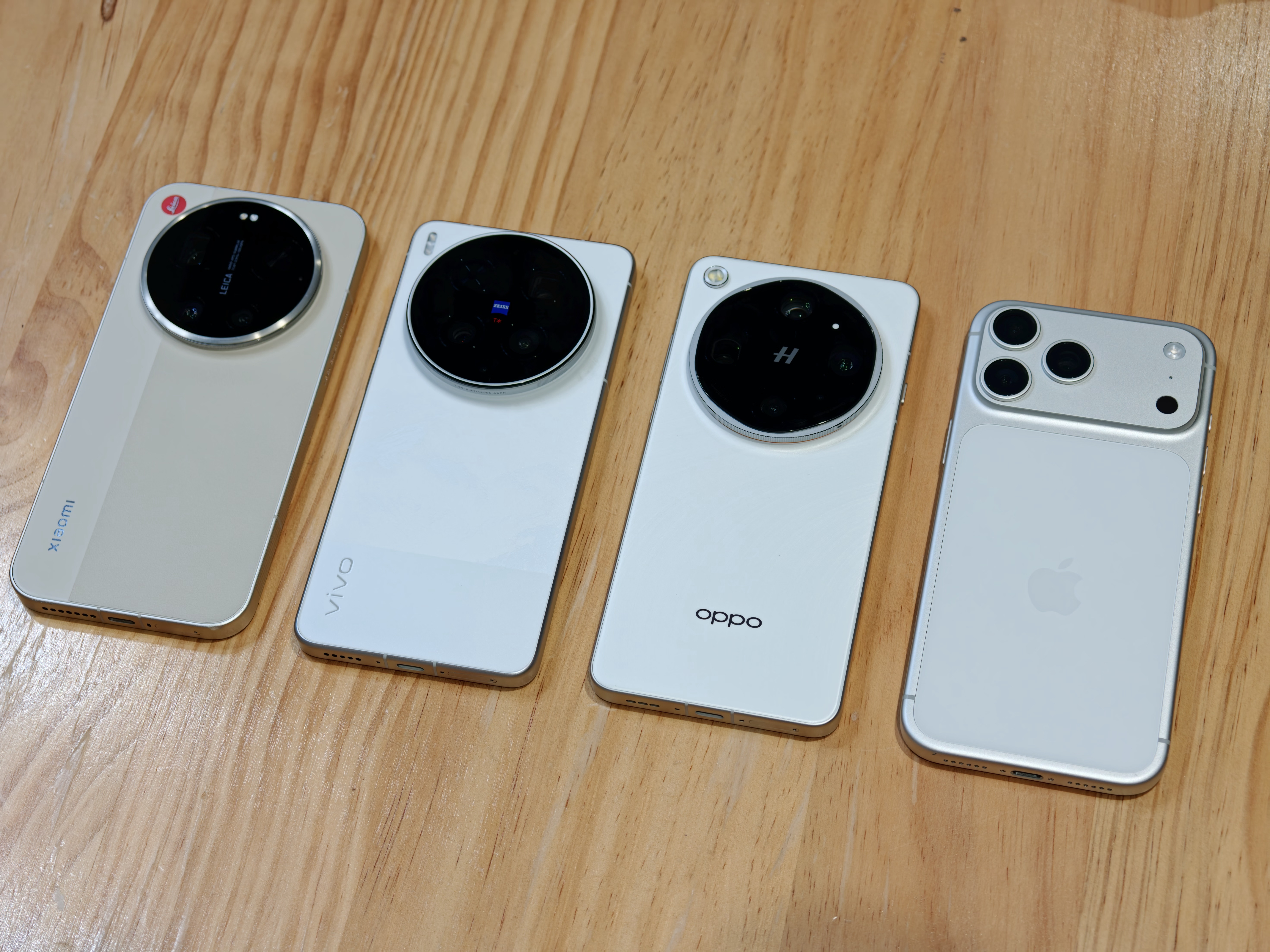 集齐今年四台白色超大杯。 