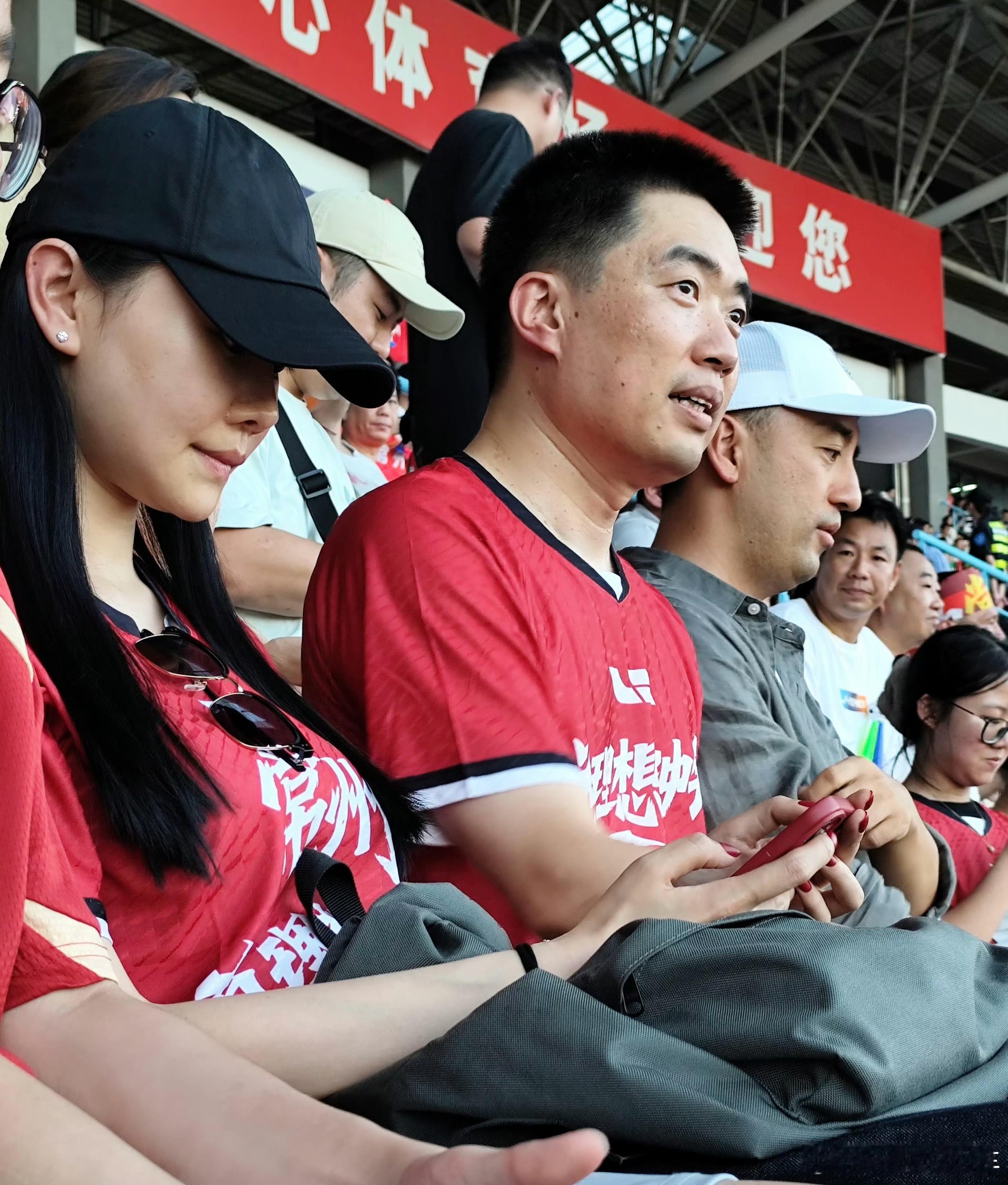 李想开i8现身常州理想i8 理想汽车董事长兼CEO李想先生驾驶理想即将上市的家庭