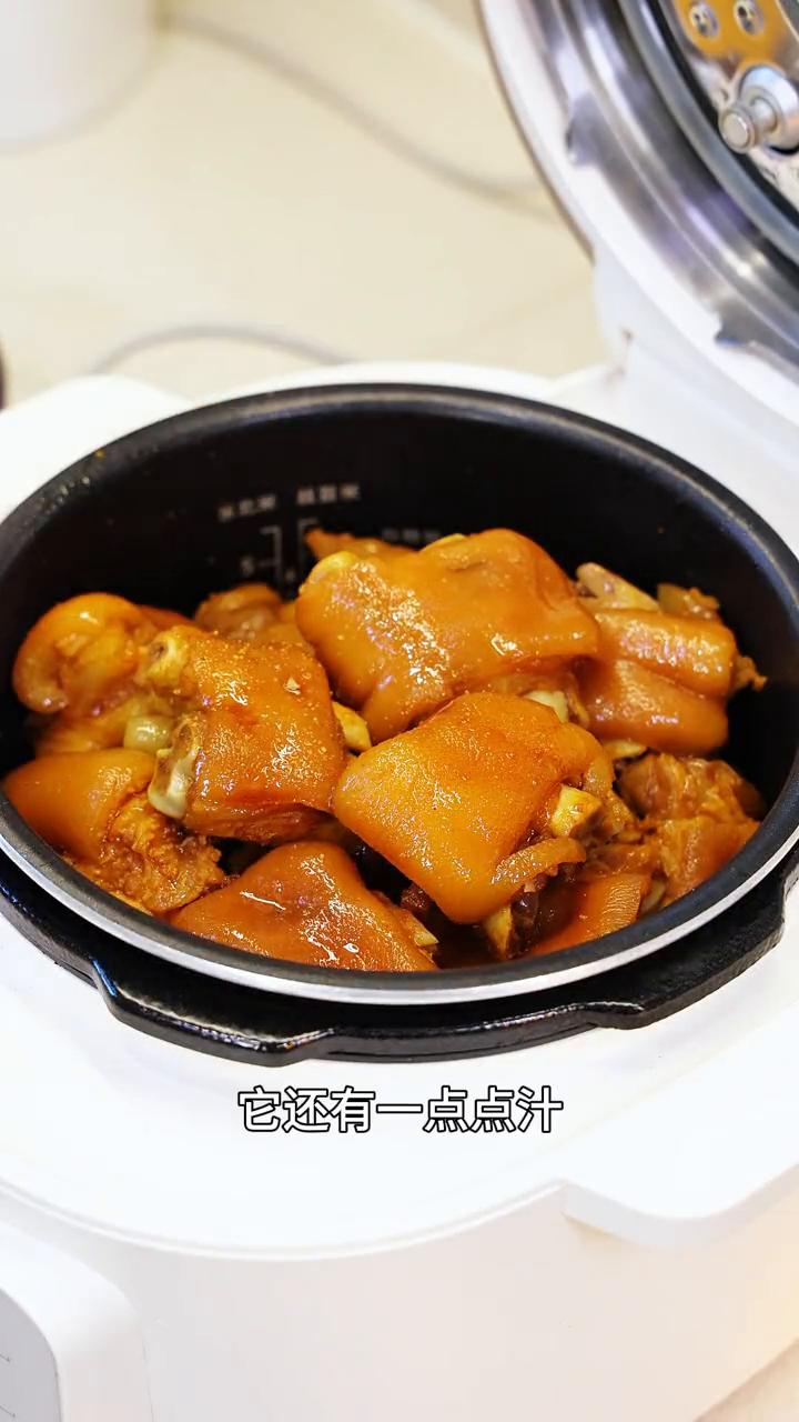 猪脚闻起来好香，猪脚酱做好好吃，又香又q。放凉了之后拿当零食吃很好吃的。
·猪脚