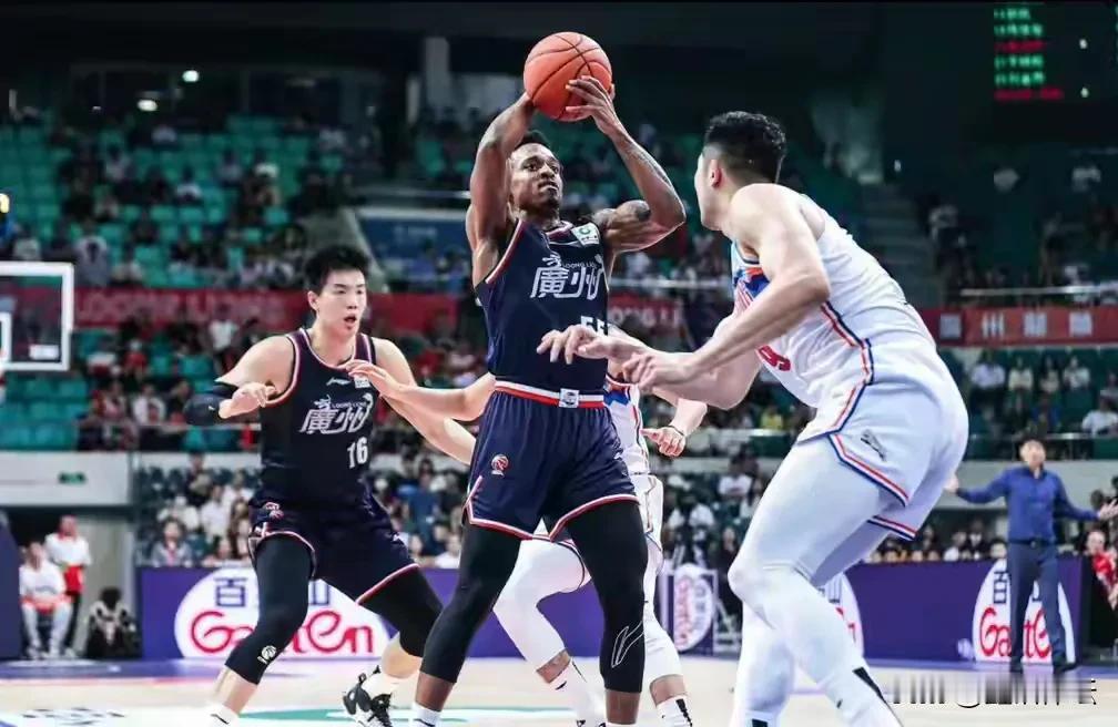 广州大胜新疆，系列赛扳回一局

在今晚结束的本赛季CBA季后赛8进4的一组对决中