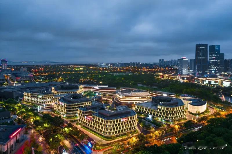 🤖 科技驱动与新生产力工具

人工智能将从技术概念加速走向产业融合，成为市场核