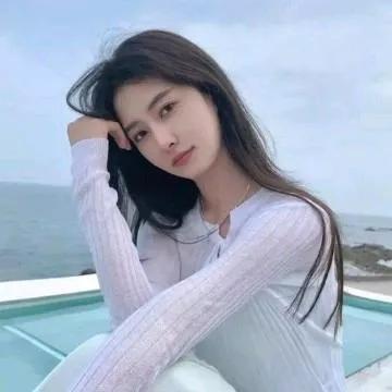 海边轻风拂面，温柔瞬间定格