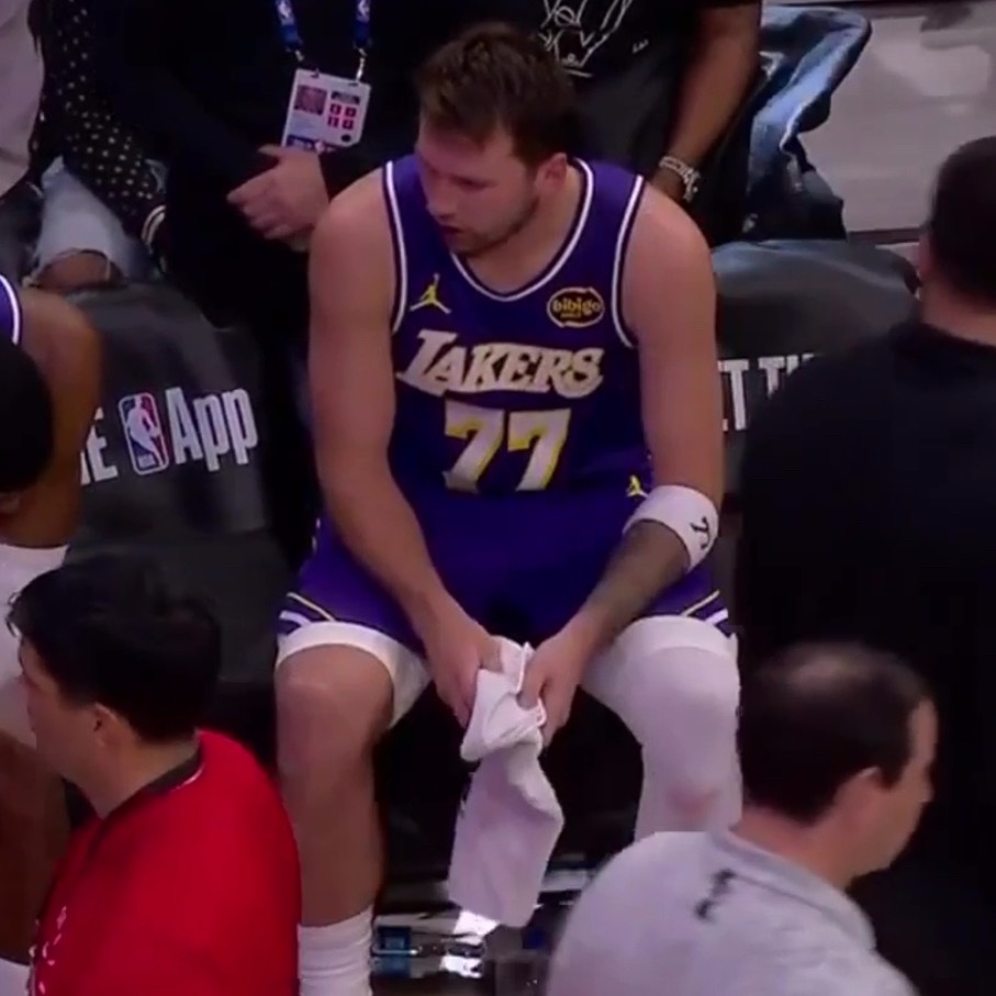 八村东子各一个三分，领先四分，打停火箭。湖人vs火箭