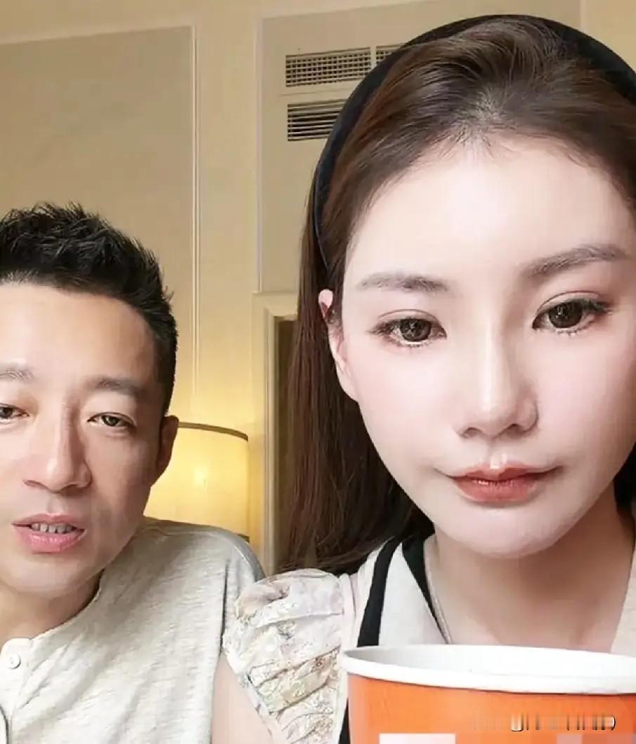 近期，小菲与马筱梅远赴法国开启新生活，两人久违开播分享日常，温馨满满的画面瞬间治