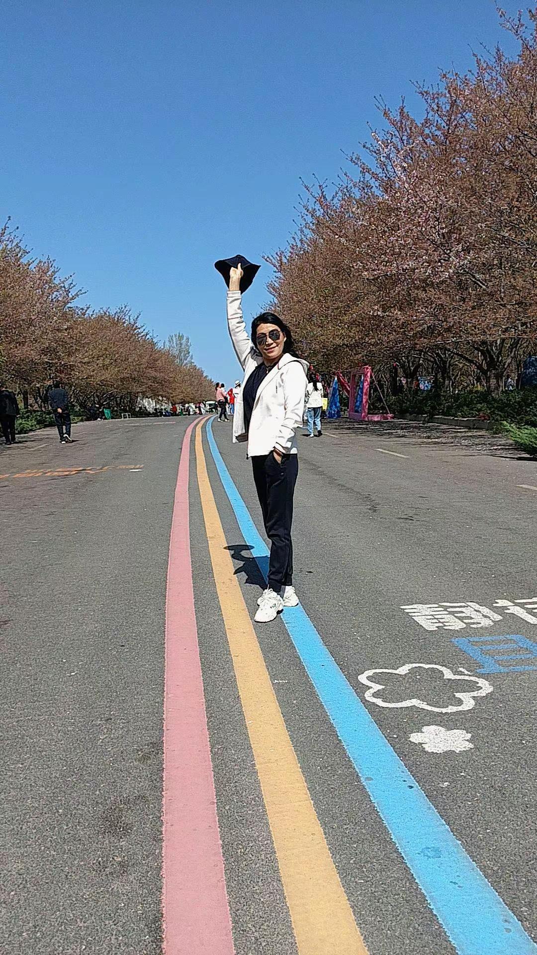 莫问年岁，女神万岁！今天是女神节，祝所有女神，好运喜起走，健康一起守，平安手牵手