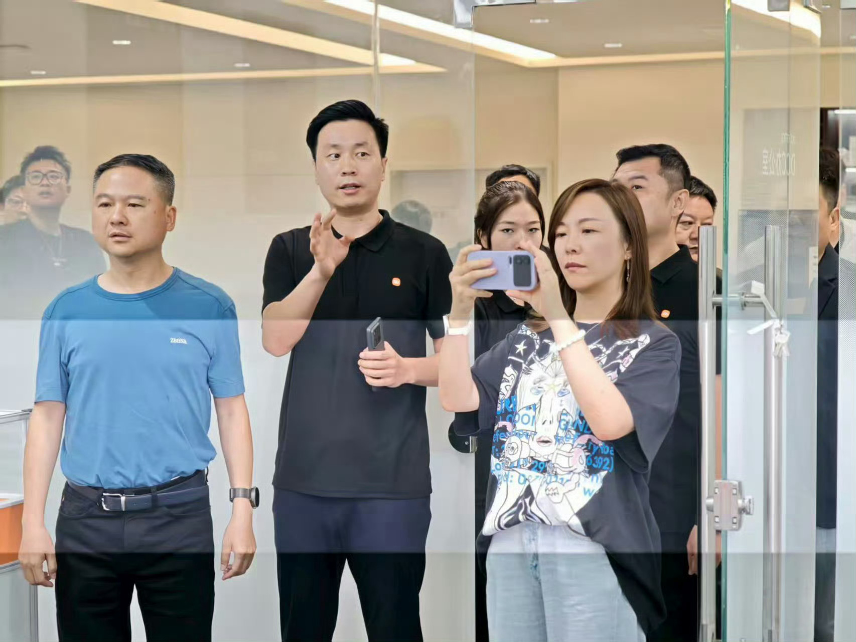这是小米16哪个版本，相机设计似乎回到11Ultra那个味道了。 ​​​