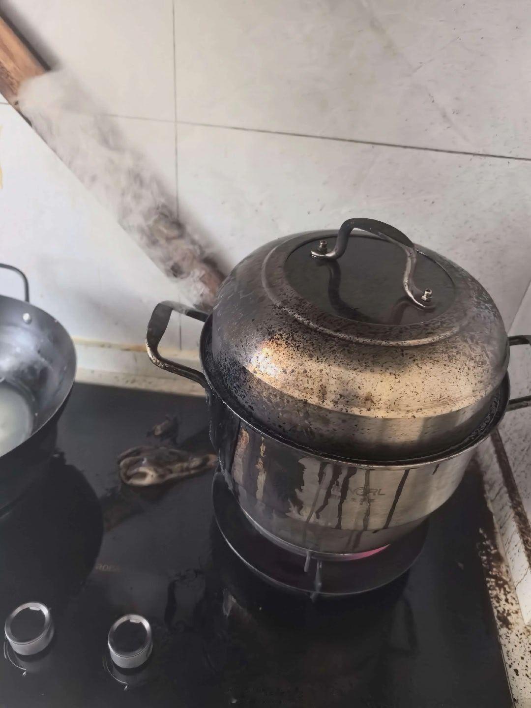 东阳身边事 8月27日下午，位于东阳市南街的某小区发生惊险一幕：住户家人外出办事