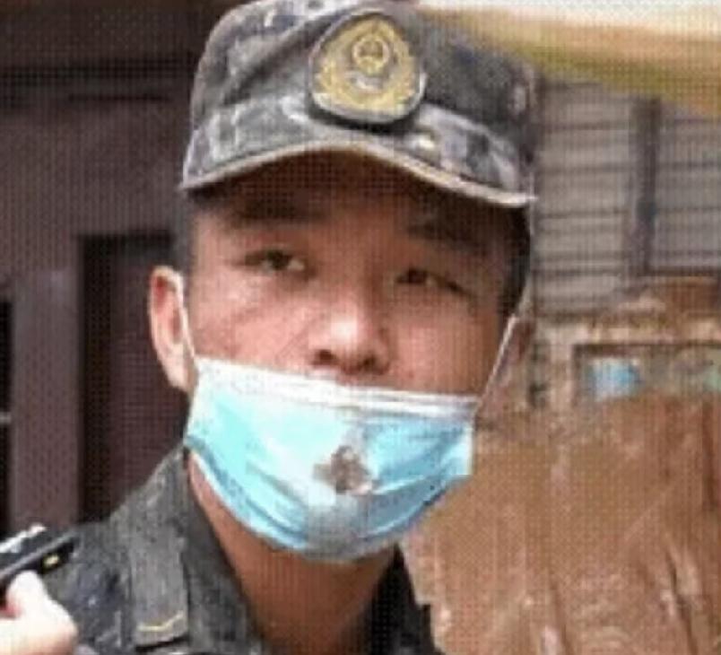 脚背被上百斤的冰柜砸中，新兵李晓康的第一反应不是喊疼，而是红着眼眶，反复念叨：“