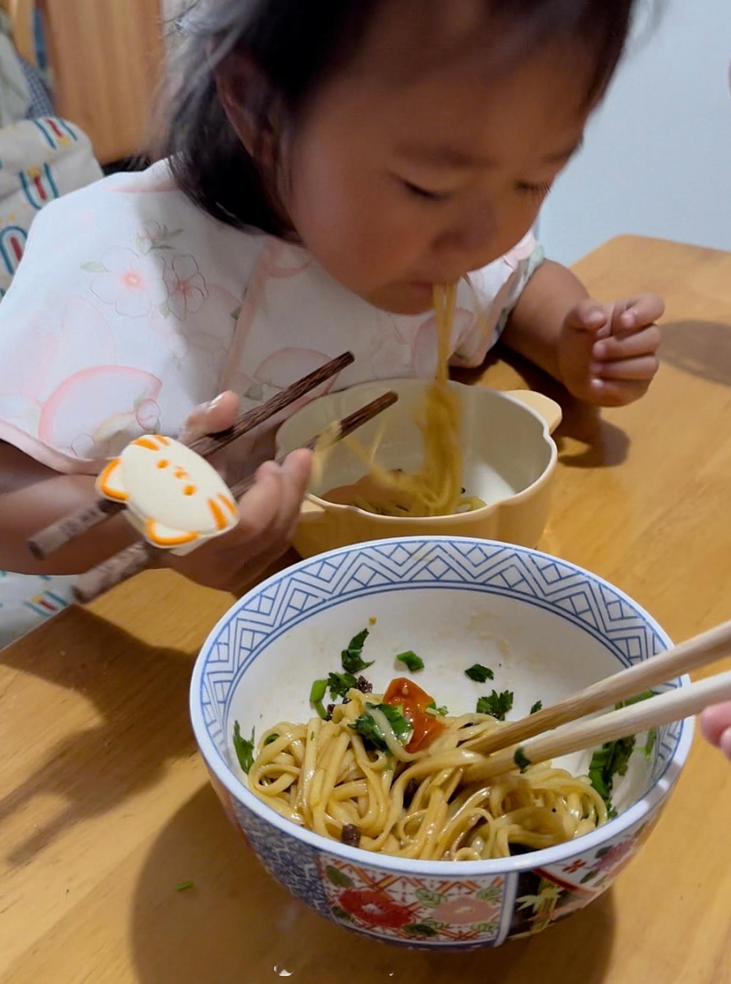 云贵人懂这碗鸡纵油拌面的含金量[喵喵]吃完面，豆米“妈妈你给我做一杯可可嘛，要拉