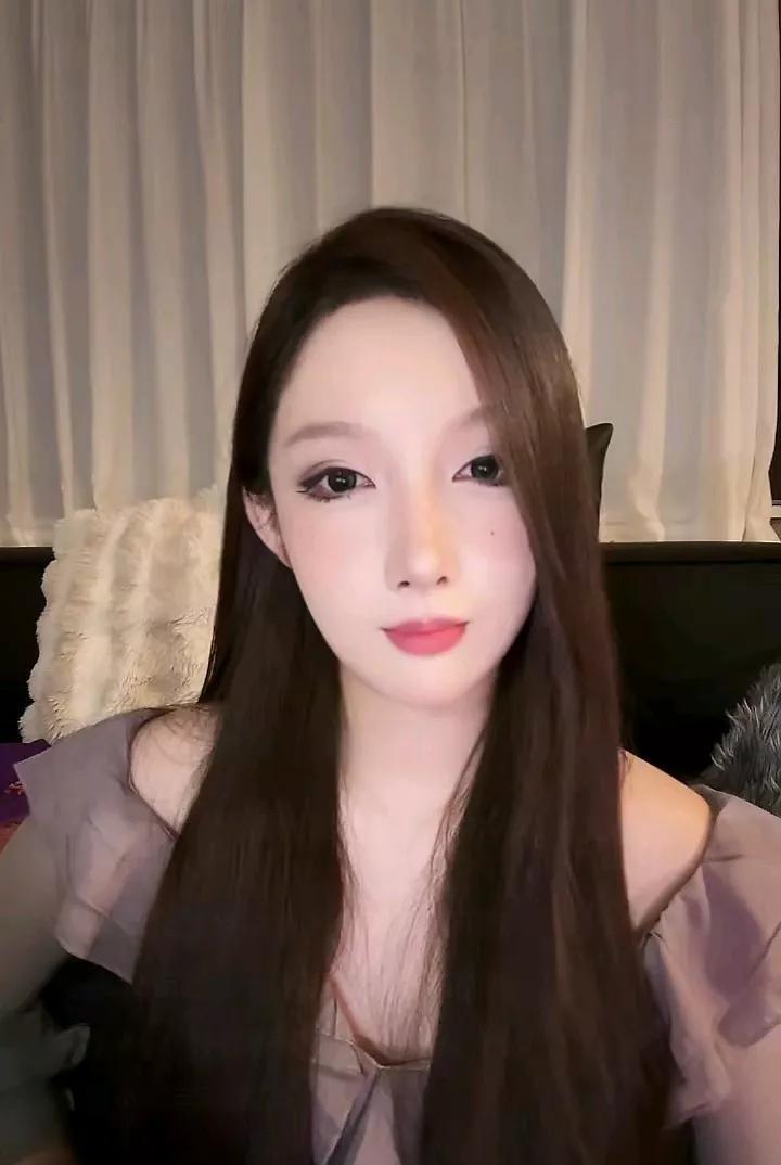 互联网这碗饭，真不是谁都能消受。都美竹的心理素质简直强大得让人惊叹，妆容精致，发