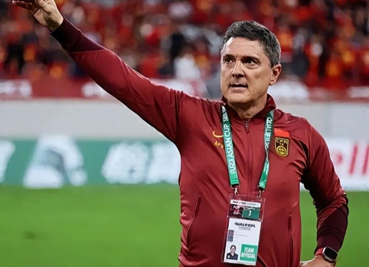 安东尼奥应该留下！
国足在U23亚洲杯决赛中0比4输给了日本，遗憾无缘冠军。在这