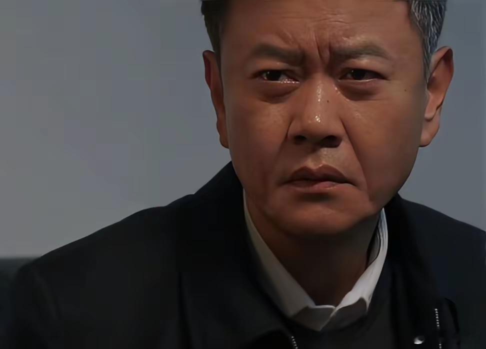 《以法之名》孙飞和姜红军被带走了，市局局长才能挨着兰书记坐，可还没等许局长反应过