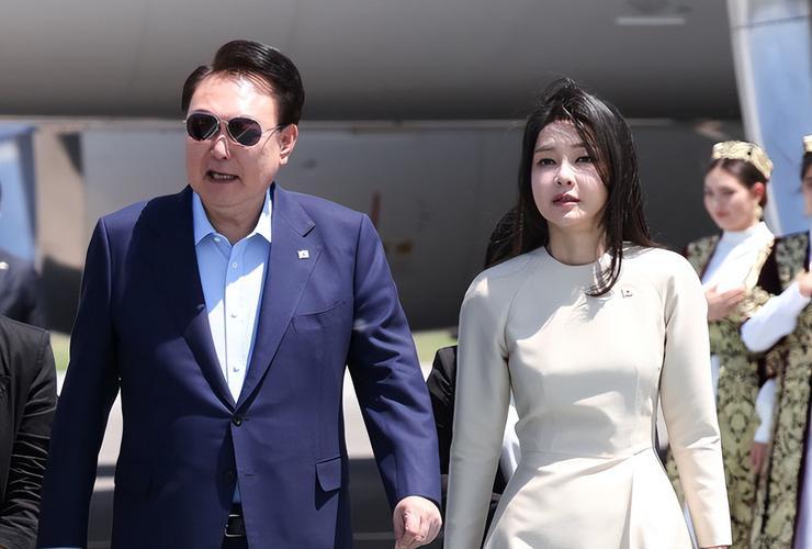 前第一夫人刚获刑4年，主审法官就离奇横尸花坛？韩国政坛这出大戏，连好莱坞编剧都不