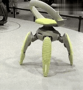 不能老实在家待着，
不能老是看着家里老式的物件了，
外面已经变了。