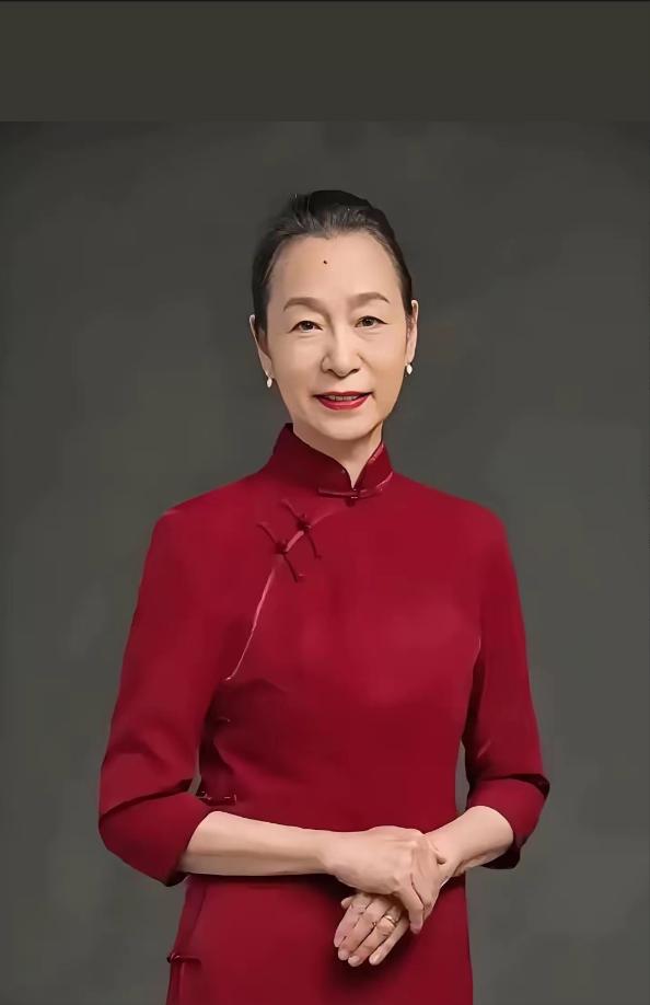 他去美国进修，整整两年没见老婆。等他回国，看到老婆正在坐月子，他没有发火，没有暴