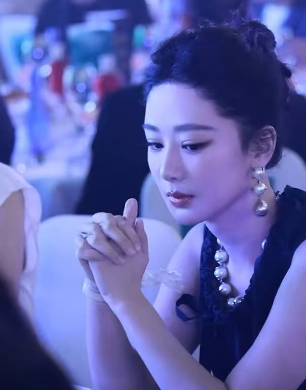 白玉兰提名晚宴简约小黑裙造型低调又高级，杨紫现身本次提名晚宴，凭借《生命树》成功