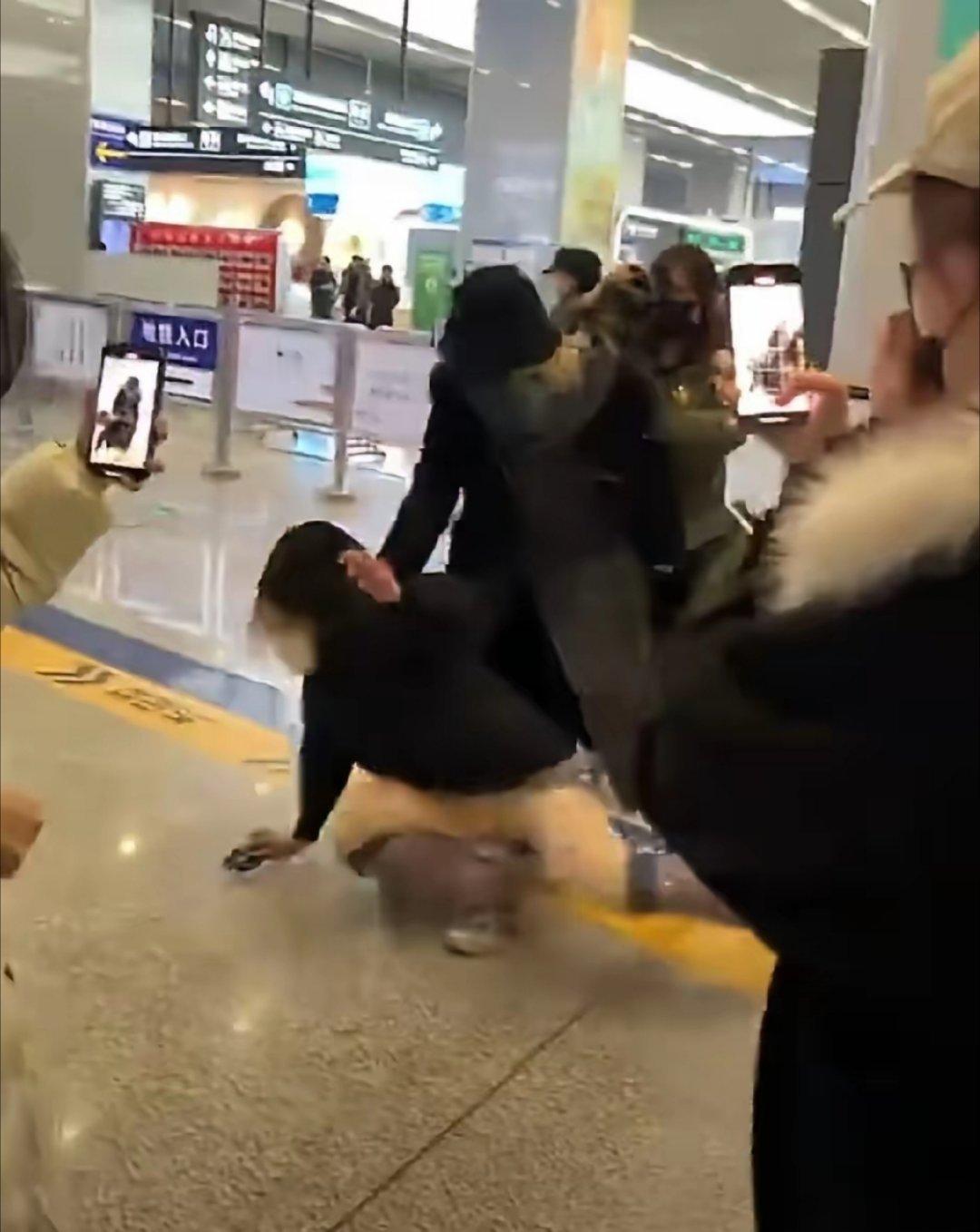 灵超机场打粉丝平常看到明星被粉丝跟拍或者被私生围堵，最多就是大声怒斥，就没有见到