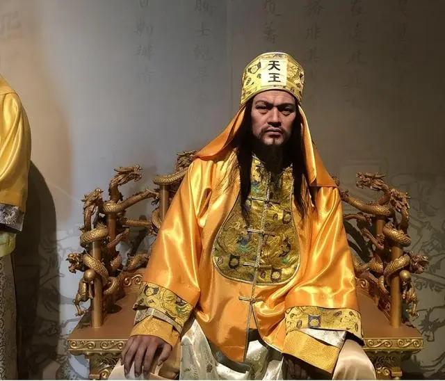 洪秀全穿了11年“龙袍”，直到200年后才发现，竟是戏台上的戏服。

1853年