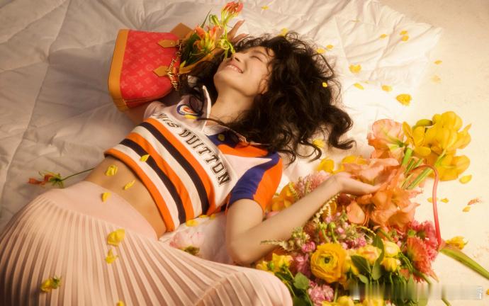 卢昱晓尼龙杂志花絮看卢昱晓尼龙杂志花絮，全包眼线烟熏妆，高级感直接拉满 