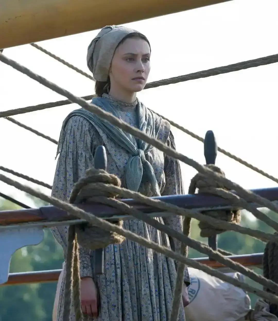 他抱怨烟灰弄脏了妻子的裙子。
 
一墙之隔，烟囱里飘出的，是焚尸炉的骨灰。
 