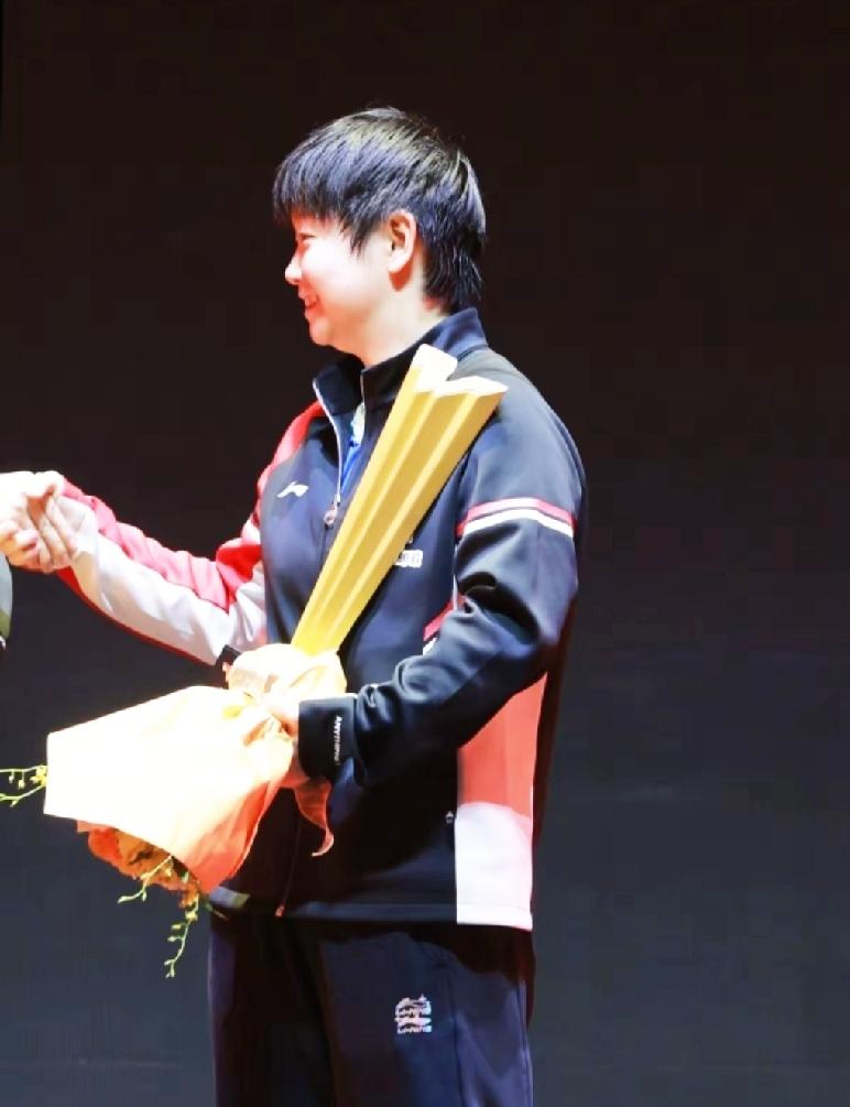 你拿个冠军没人主动和你握手，
虽然你拿了亚军，
但是你会笑着和别人握手表示祝贺，
