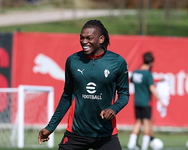 【莱奥】
莱奥在国外接受了医疗检查，以评估他的伤情。他将在葡萄牙停留一周。