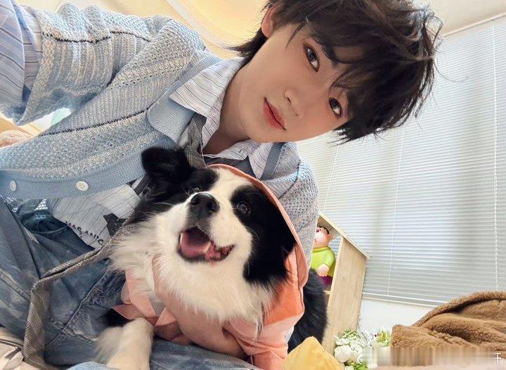 宋亚轩和鼠标自拍宋亚轩说大家都是嘴角向上诶 宋亚轩和鼠标自拍啦 