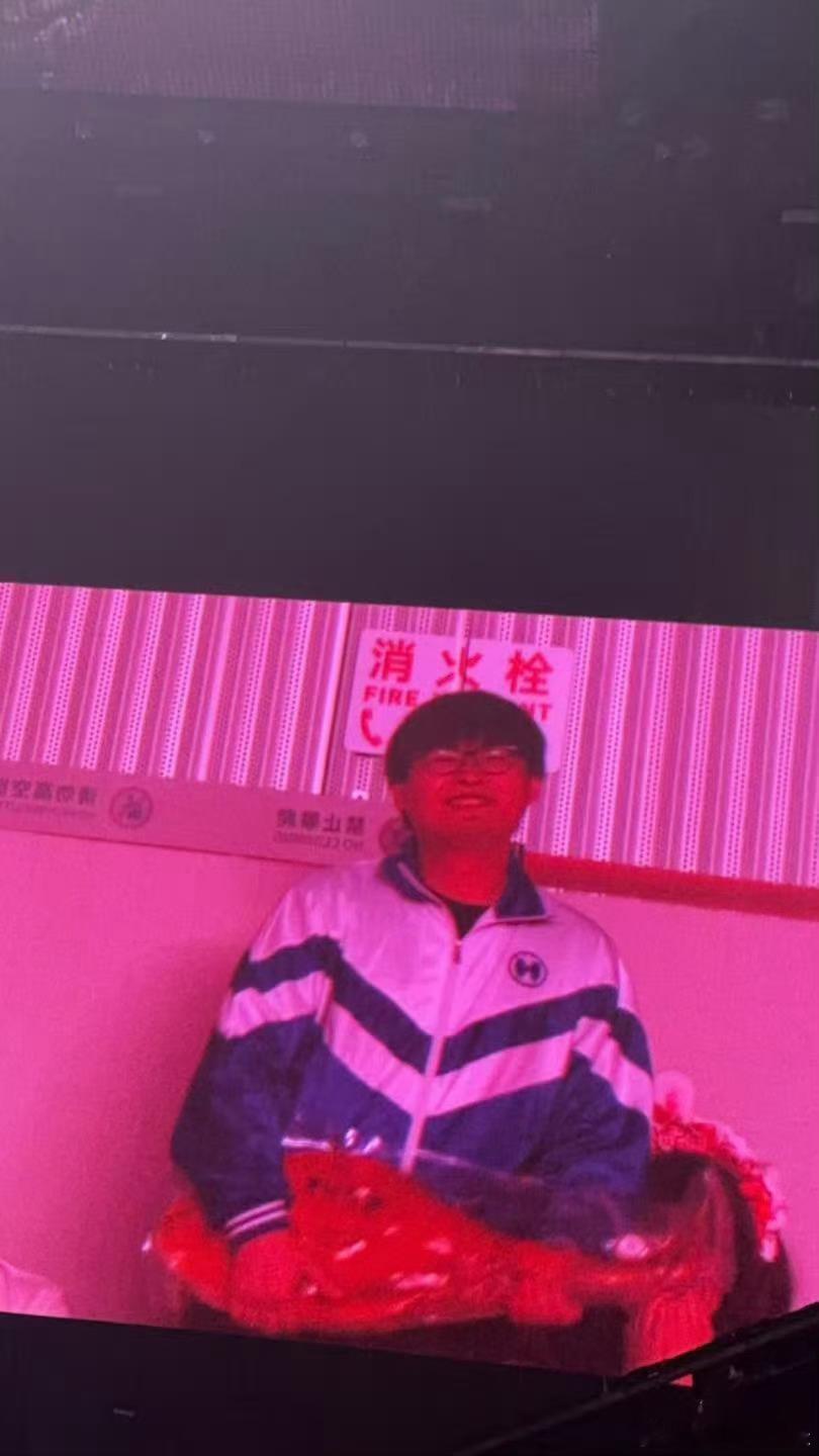 徐良演唱会抽了四只猪腿徐良演唱会猪腿我是真想要徐良演唱会也太实在了，直接抽四只猪