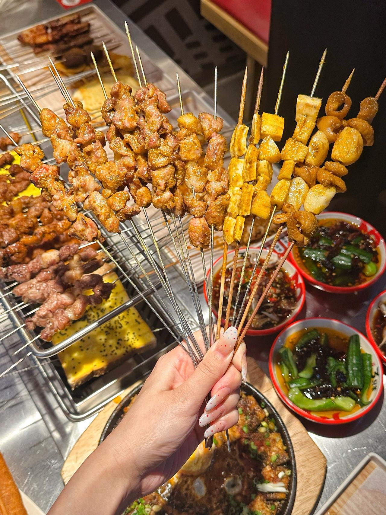 真是厉害，白吃白喝还能挣钱，
山西一女子请客吃烧烤消费892元，
老板搞一折活动