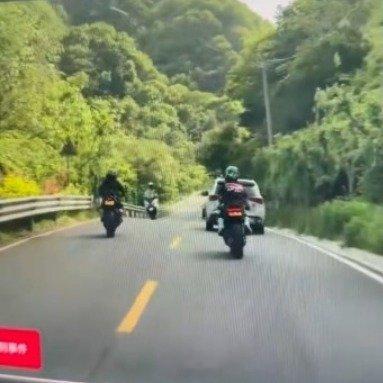 宝马摩托车秦岭逆行撞摩托车致1死 西安·华严寺