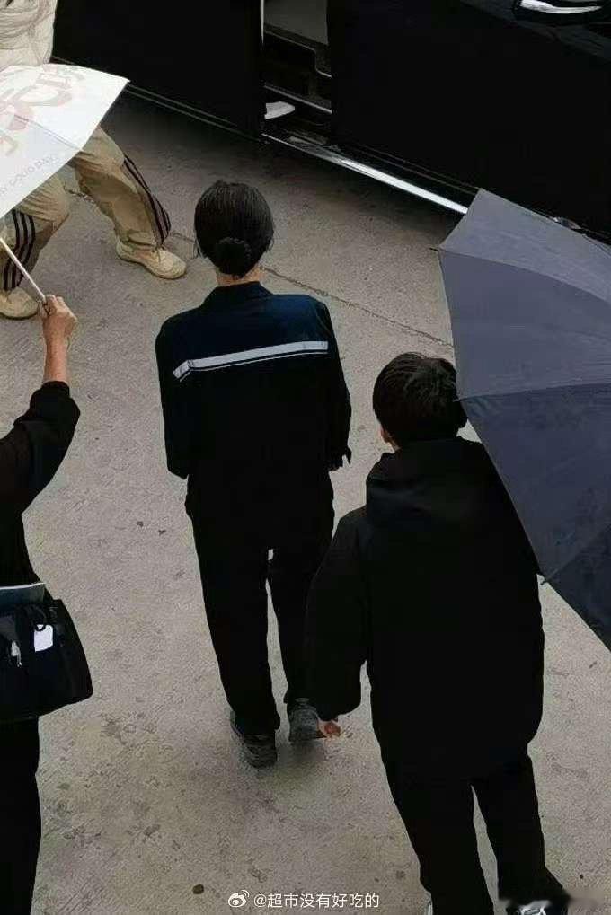 杨紫生命树背影路透杨紫白菊背影路透生图杨紫白菊背影路透生图，期待，[送花花][送